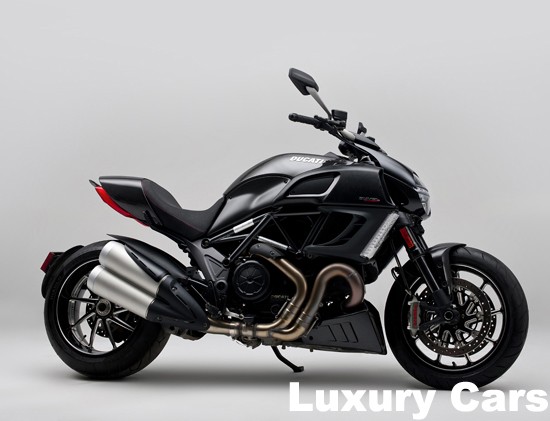 Ducati sơn màu đen cho toàn bộ khung dạng lưới và thép ống gia cố để tăng khả năng chịu lực đồng thời giảm trọng lượng. Đây cũng chính là đặc điểm nhận dạng của những chiếc mô-tô Ducati phân khối lớn, thanh mảnh nhờ các đường nét sắc lẹm.