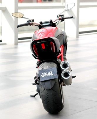 Ducati tạo bộ cánh sợi các-bon cho Diavel, từ các chi tiết ngoại hình như vè chắn bùn trước, ốp ghế sau, lưỡi cày bố trí dưới gầm xe, hay đặc biệt là toàn bộ phần bình xăng đều được làm bằng sợi carbon tổng hợp.