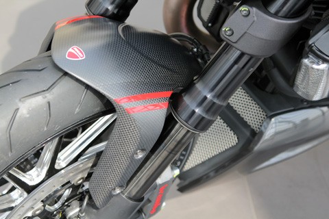 Ducati Diavel Carbon với nhiều chi tiết trong đó có cụm vè (chắn bùn) trước làm từ vật liệu carbon.