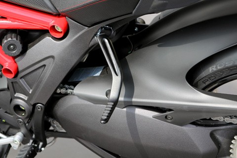 Ducati Diavel thiết kế để chân cho người ngồi sau.