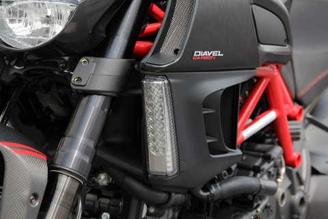 Ducati Diavel sở hữu chiều dài cơ sở 1.590 mm cùng chiều cao yên xe 770 mm, vậy nên với vóc dáng trung bình của người Việt Nam. Bình nhiên liệu của Ducati Diavel có thể chứa đến 17 lít xăng.