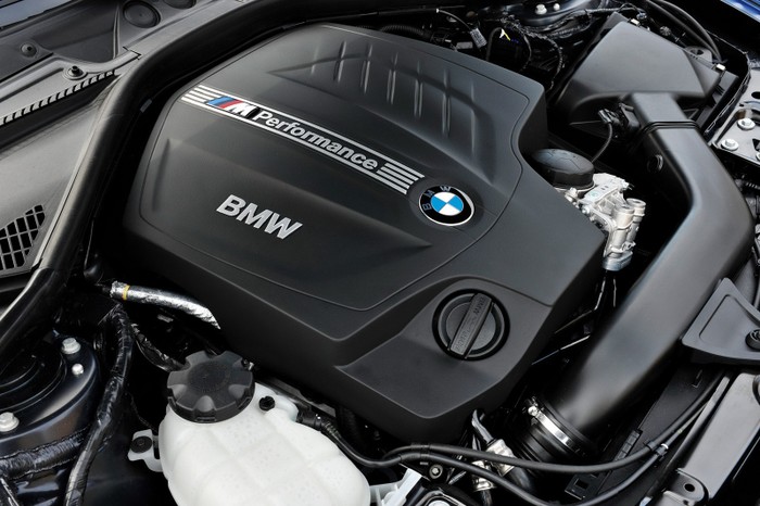 Về động cơ xăng, BMW đưa ra bốn phiên bản gồm 114i được trang bị động cơ dung tích 1,6 lít công suất 101 mã lực, 116i dung tích 1,6 lít công suất 134 mã lực và 125i dung tích 2 lít công suất 215 mã lực. Các động cơ trên đều là loại bốn xylanh thẳng hàng và được trang bị tăng áp.