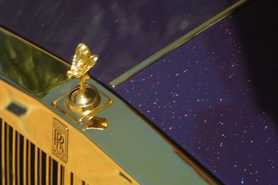 Cận cảnh logo Rolls-Royce và lưới tản nhiệt được làm hoàn toàn bằng vàng 24 karat