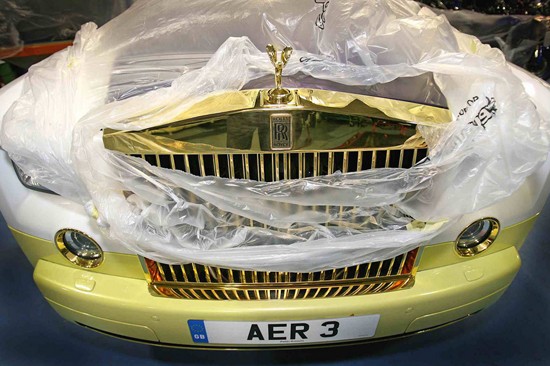 Đặc biệt hơn, logo Rolls-Royce và lưới tản nhiệt được làm hoàn toàn bằng vàng 24 karat, biểu tượng Spirit of Ecstasy của xe được làm bằng đá quý cực độc.