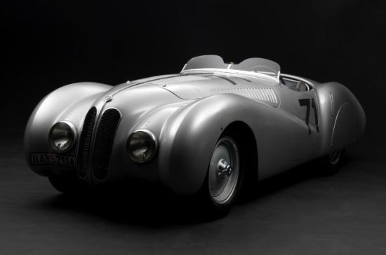 BMW 328 MM ‘Buegelfalte’ Roadster 1937 được đấu với giá 5,6 triệu USD, chiếc xe sở hữu sắc bạc huy hoàng, dáng thuôn đậm tính động lực học, cấu tạo thân xe bằng nhôm và magiê, cỗ xe mui trần BMW 130 mã lực này hút hồn người xem ngay cái nhìn đầu tiên.