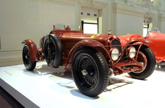 Alfa Romeo 8C 2300 Monza 1933 được “ra lò” từ năm 1931 đến 1933 với số lượng 188 chiếc, Alfa Romeo 8C 2300 đã chứng minh khả năng đua xuất sắc khi giành vị trí vô địch và thứ hai tại giải đua 1931 Italian Grand Prix ở Monza. Đó là lý do tại sao hãng xe Ý Alfa Romeo gắn thêm chữ Monza vào tên mẫu xe. Cỗ 8C 2300 màu đỏ có giá đấu lên tới 6,71 triệu USD đã từng tham gia nhiều giải đua và giành chiến thắng oanh liệt giải đua xe thể thao ở Ý năm 1947.