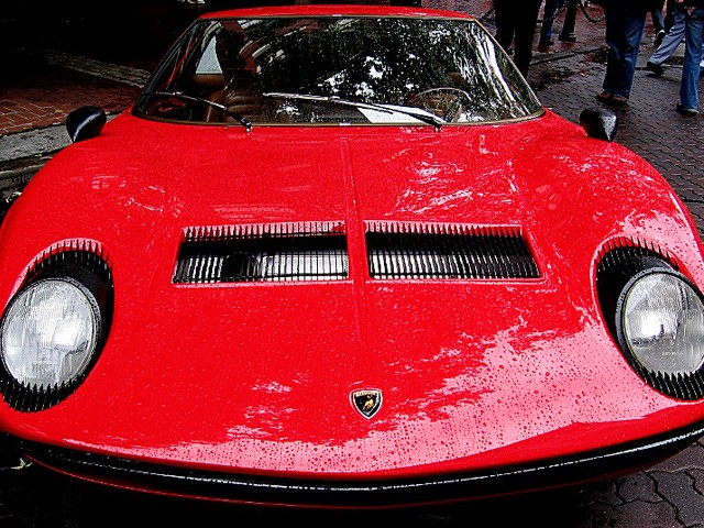 Trước khi Lamborghini Miura ra đời năm 1965, nhiều chiếc xe thể thao khác đã đạt đến tầm cao về tính năng và vận hành. Nhưng chỉ có Miura đáp ứng được những tiêu chí của một mẫu hình siêu xe hiện đại. Đó là tốc độ cao, thiết kế đột phá bất ngờ với nhiều sáng kiến về mặt kỹ thuật công nghệ.