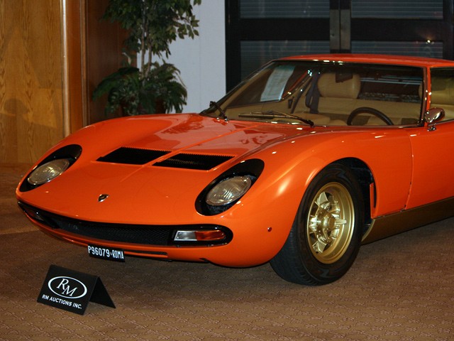 Kiểu dáng ấn tượng và những chiếc đèn pha tròn đã làm nên đặc trưng của Lamborghini Miura.
