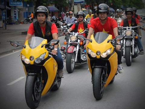 Cặp đôi Honda CBR1000RR màu vàng nổi bật nhất đoàn.