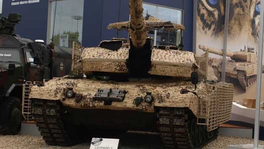 Ngoài các loại xe ô tô bọc thép, bọc thép chở quân, kháng mìn, triển lãm Eurosatory còn có sự góp mặt của những “quái vật thép” – xe tăng tới từ nhiều hãng danh tiếng. Trong ảnh, xe tăng chiến đấu chủ lực Leopard 2A6M của Hãng Krauss – Maffei Wegmann (Đức).