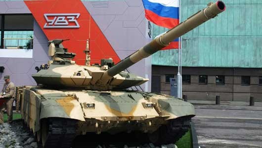 “Ngôi sao” gian trưng bày vũ khí Nga, xe tăng chiến đấu chủ lực T-90MS do công ty Uralvagonzavod sản xuất. Tháp pháo xe lắp một pháo nòng trơn 125mm, khủng hơn Leopard 2A6M, pháo T-90MS có khả năng bắn tên lửa qua nòng súng.