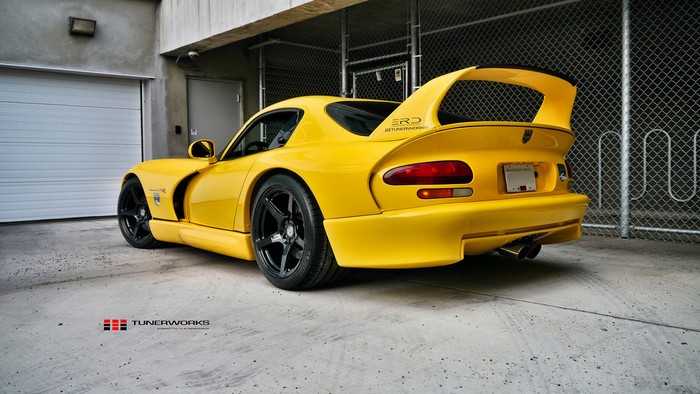 Chiếc Viper trông thật nổi bật và vô cùng tuyệt vời với màu sắc của bộ vành tương phản với “bộ cánh” màu vàng của thân xe.