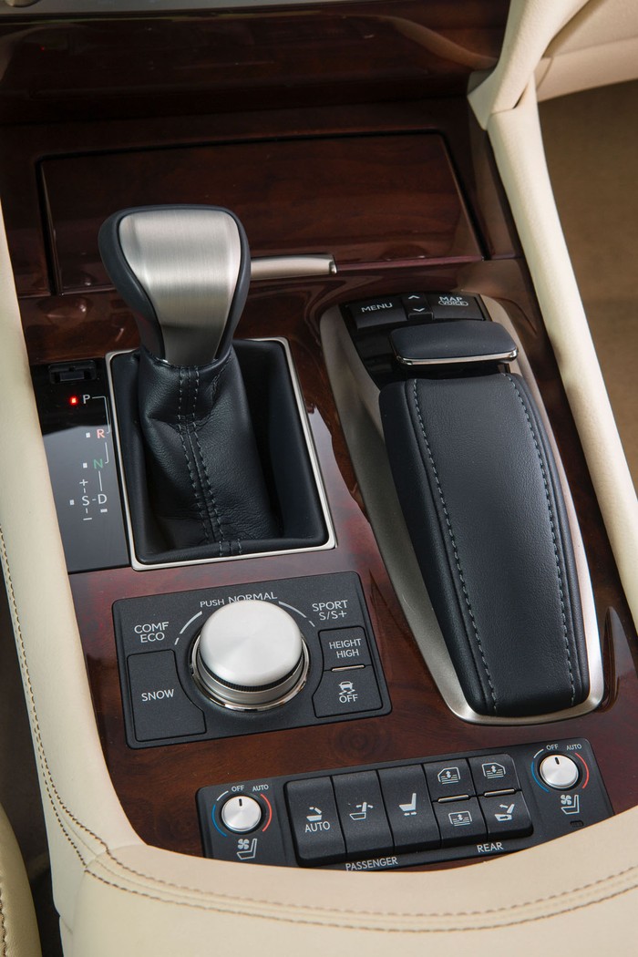 Mặc dù động cơ vẫn được giữ nguyên nhưng không vì thế mà Lexus bỏ quên khả năng vận hành. Cụ thể, hệ thống treo khí nén được Lexus cung cấp dưới dạng tùy chọn giúp người lái có thể lựa chọn năm chế độ hoạt động khác nhau.
