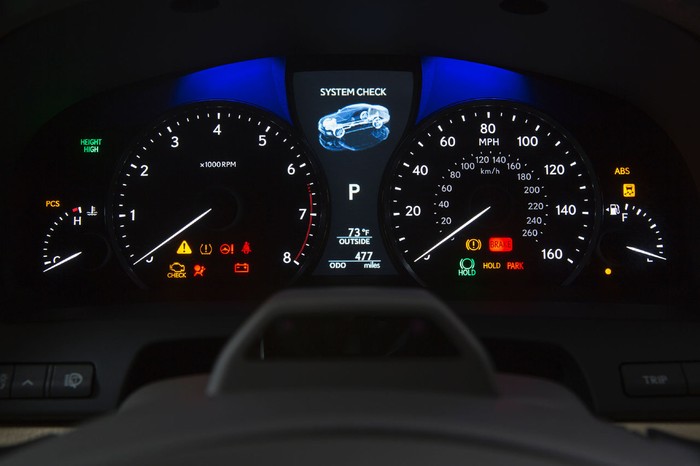 Về an toàn, ngoài những công nghệ mà Lexus đã áp dụng cho phiên bản trước thì nay họ còn trang bị thêm tính năng chống điểm mù BSM với công nghệ radar sóng milimet để giám sát những điểm mù phía sau.