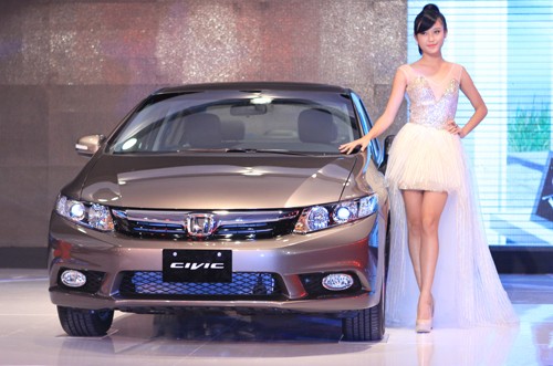 Ngày 9/8 vừa qua, Honda Việt Nam đã chính thức giới thiệu Civic hoàn toàn mới với một vài thay đổi ở thiết kế trong khi hiệu năng được cải thiện nhằm mang đến hiệu quả nhiên liệu tốt hơn.