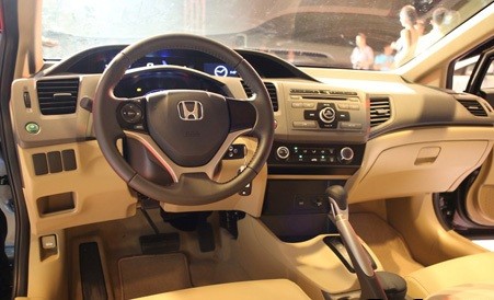 Tính năng nổi bật nhất trên Civic 2012 chính là hệ thống lái tiết kiệm ECON với một nút bấm cho phép thay đổi một số hoạt động trên xe giúp tiết kiệm nhiên liệu hơn.
