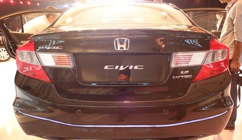 Honda Việt Nam cho biết, Civic thế hệ thứ 9 sẽ chính thức có mặt tại các đại lý ô tô Honda trên toàn quốc bắt đầu từ ngày mùng 9 tháng 8 năm 2012. Giá bán lẻ đề xuất cho phiên bản 1.8 MT là 725.000.000 đồng, bản 1.8 AT là 780.000.000 đồng và bản 2.0 AT là 860.000.000 đồng cùng thời gian bảo hành 3 năm hoặc 100.000 km, tuỳ điều kiện nào đến trước.