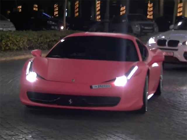 Tiếp theo là chiếc siêu xe Ferrari 458 được phủ lên mình lớp sơn màu hồng nhạt.