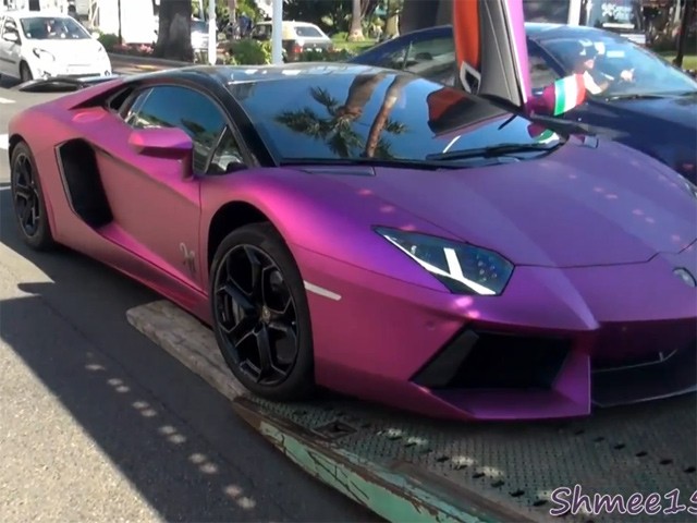 Rất ít ai đủ dũng cảm để thay thế màu tiêu chuẩn của một chiếc Lamborghini Aventador và thay vào đó là lớp vỏ bọc chrome màu hồng bóng bẩy.