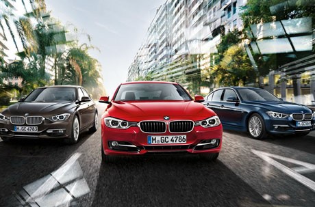 3-Series chính là dòng xe bán chạy nhất của BMW tại Mỹ. Trong tổng số 147.801 chiếc BMW được tiêu thụ ở Mỹ trong 7 tháng đầu năm 2012, thì có 54.415 chiếc thuộc về 3-Series. Ngoại trừ 1-Series (bán được rất ít), 3-Series là mẫu xe rẻ nhất của BMW. Bản 328 cơ sở đi với động cơ 4 xy-lanh 240 mã lực, dẫn động cầu sau, có thể tiêu thụ 7,1 lít/100km khi chạy ngoại quốc lộ - mức rất tiết kiệm đối với chiếc xe có công suất cao như vậy. BMW 3-Series cũng có các phiên bản cao cấp hơn sử dụng hệ dẫn động hai cầu và động cơ lớn hơn. Phiên bản cao cấp được phát triển bởi phân nhánh M, như M3 coupe trang bị động cơ V8 công suất 414 hp có giá cơ sở 60.100 USD. Ở New Vernon, N.J. thì mẫu xe này bán chạy thứ hai, xếp thứ 4 ở Ross, Century City, Calif. và Manhattan.