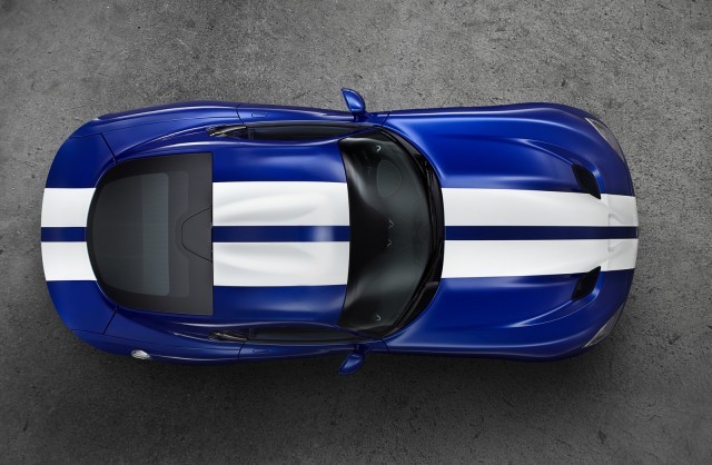 Phiên bản mới này được khoác lên mình “bộ cánh” màu xanh dương (GTS Blue) sọc trắng, màu sắc điển hình của mẫu Viper Coupe được sản xuất vào năm 1996 và 2006.