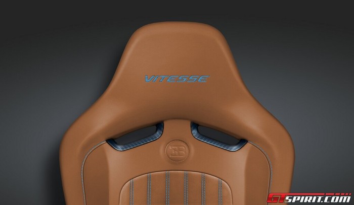 Ghế bọc da cognac nổi bật với dòng chữ Vitesse và đường chỉ khâu màu xanh nhạt.