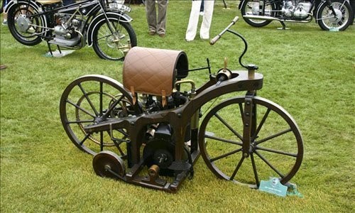 Daimler Reitwagen 1885: Reitwagen là một trong những mẫu xe máy đầu tiên trên thế giới được chế tạo với sự kết hợp giữa gỗ và kim loại. Chiếc xe có 4 bánh riêng biệt, trong đó hai bánh có tác dụng giữ thăng bằng cho xe, 2 bánh còn lại đảm nhiệm vai trò truyền động.