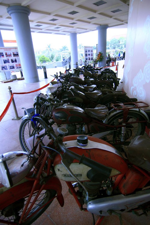 Những chiếc xe mô tô cổ đang được các nhà sưu tầm xe trưng bày tại bảo tàng tỉnh Bắc Ninh.