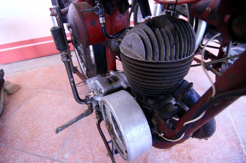 Xe chạy bằng động cơ loại S.6.V công suất 125 phân khối.