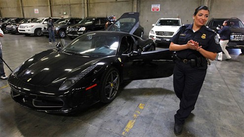 Marlene Figueroa, nhân viên của Cục thuế quan và Biên phòng Mỹ bên siêu xe Ferrari 458 Italia đời 2010 giá khoảng 280.000 USD.