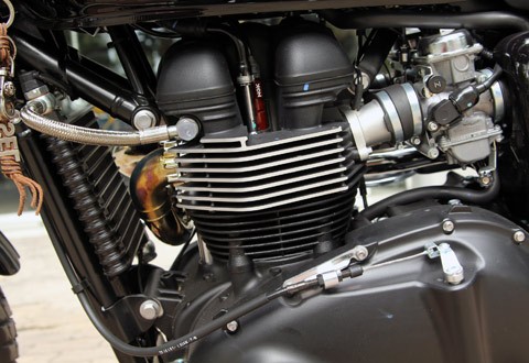 Triumph Scrambler 2011 được trang bị động cơ xi lanh kép song song dung tích 865cc, phun nhiên liệu trực tiếp, làm mát bằng không khí, DOHC 8 van, công suất sản sinh 59 mã lực, momen xoắn cực đại 68 Nm tại 4.750 vòng/phút và đáp ứng tiêu chuẩn khí thải nghiêm ngặt nhất hiện nay.