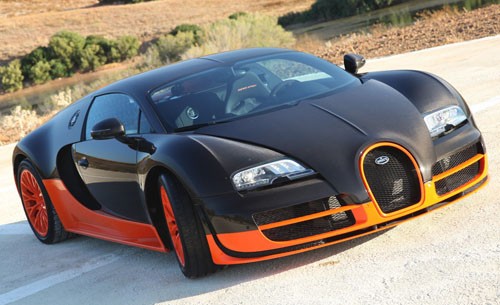 Tốc độ tối đa: 431 km/h. Thời gian tăng tốc từ 0-100 km/h: 2,5 giây. Động cơ 8 lít, 16 xi-lanh, cho công suất 1.200 mã lực. Giá thị trường: 2,4 triệu USD. Nếu chưa biết tới tên tuổi của Bugatti Veyron 16.4 Super Sport, thì hẳn bạn không phải là người đam mê xế hộp. Được sản xuất đúng 30 chiếc, trong đó chỉ có 5 chiếc đạt tốc độ 431 km/h, Bugatti Veyron 16.4 Super Sport không chỉ là siêu xe nhanh nhất thế giới mà còn là siêu xe đắt nhất thế giới.
