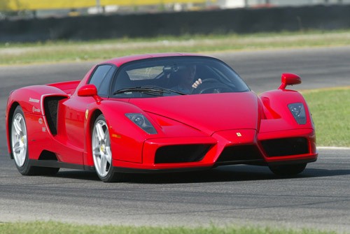 Tốc độ tối đa: 349 km/h. Thời gian tăng tốc từ 0-100 km/h: 3,4 giây. Động cơ F140 V12 công suất 660 mã lực. Giá thị trường: 670.000 USD. Ferrari Enzo được sản xuất để tưởng nhớ người cha đẻ của hãng là Enzo Ferrari, nhà sáng lập đội đua Ferrari huyền thoại cũng như hãng xe Ferrari danh tiếng. Chỉ có 399 chiếc được sản xuất, nên giá của chiếc siêu xe đặc biệt này vẫn ngày một tăng thêm, mỗi khi có một chiếc nào đó bị hỏng.