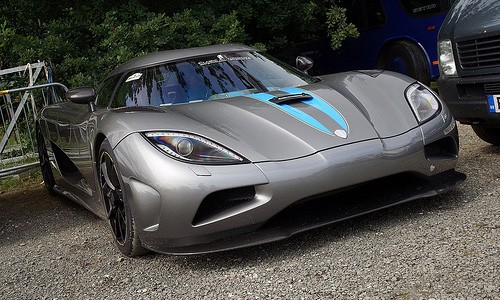 Tốc độ tối đa: 418 km/h. Thời gian tăng tốc từ 0-100 km/h: 2,8 giây. Động cơ tăng áp kép V8 5,0 lít, công suất 1.099 mã lực. Giá thị trường: 1,6 triệu USD. Được mệnh danh là “siêu xe của các siêu xe” hay “hoa hậu siêu xe”, Koenigsegg Agera R về mặt lý thuyết mới chính là siêu xe nhanh nhất thế giới. Tuy nhiên, khi thử nghiệm thực tế, siêu xe này mới chỉ đạt tốc độ 418 km/h. Koenigsegg Agera R là đối thủ đáng gờm nhất của ông hoàng Bugatti Veyron thời điểm hiện tại.