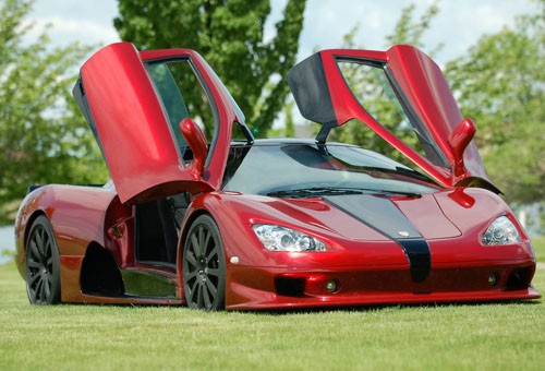 Tốc độ tối đa: 413 km/h. Thời gian tăng tốc từ 0-100 km/h: 2,7 giây. Động cơ V8 tăng áp kép, công suất 1.183 mã lực. Giá thị trường: 654.400 USD. SSC Ultimate Aero đã từng là siêu xe nhanh nhất thế giới ở thời điểm năm 2007, nhưng sau đó, kỷ lục của nó đã bị xô đổ bởi Bugatti Veyron 16.4 Super Sport và cả Koenigsegg Agera R. Được thiết kế gần như hoàn toàn bằng sợi carbon, siêu xe được mệnh danh “tên lửa đội lốt xe hơi” là một trong những siêu xe nhẹ nhất thế giới với cân nặng chỉ khoảng hơn 1.100 kg.