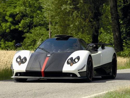 Tốc độ tối đa: 349 km/h. Thời gian tăng tốc từ 0-100 km/h: 3,4 giây. Động cơ V12 tăng áp kép, công suất 678 mã lực. Giá thị trường: 1,85 triệu USD. Pagani Zonda Cinque Roadster cùng với Bugatti Veyron được coi là những siêu xe đạt đến độ hoàn mỹ về thiết kế. Zonda Cinque Roadster chỉ có đúng 5 chiếc được sản xuất, mang trong mình tất cả tinh túy của nhà sản xuất Pagani. Mức giá 1,85 triệu USD của nó cũng đủ để nói lên điều đó.