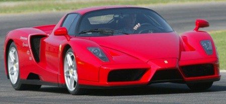 Đây là siêu xe được yêu thích nhất của Ferrari. Enzo có tốc độ cực đại 350km/h và khả năng tăng tốc từ 0-97km/h trong 3,4 giây. Chỉ có 400 chiếc được sản xuất và hiện có giá bán hơn 1.000.000 USD tại các cuộc đấu giá.