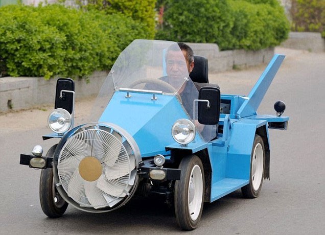 Ông Tang Zhenpin ở quận Thông Châu, thành phố Bắc Kinh, Trung Quốc đã nảy ra ý tưởng tự chế một chiếc ô tô chạy điện dùng năng lượng gió để sạc pin.