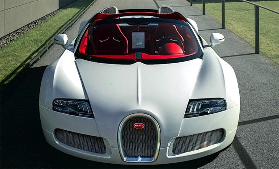 Bugatti Veyron phiên bản Grand Sport Wei Long chỉ có một chiếc duy nhất với giá bán khoảng 2 triệu USD. Trên xe có nhiều họa tiết hình rồng như trên nắp bình xăng, giữa vành xe, trên tựa đầu ghế ngồi.