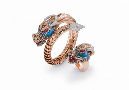 Hãng đồ trang sức và đồng hồ Thụy Sĩ Roberto Coin lại giới thiệu bộ vòng tay và nhẫn hình rồng bằng vàng và đá ruby với giá bán lần lượt là 45.000 USD và 19.000 USD