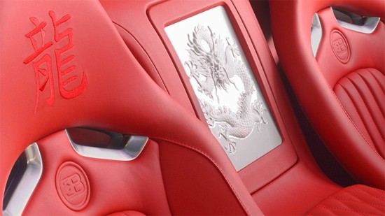 Hình rồng nổi ở giữa 2 ghế ngồi trên siêu xe Veyron