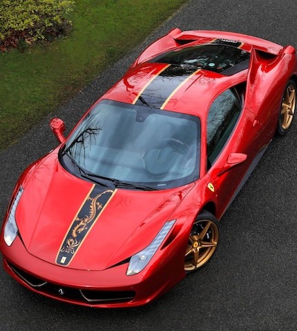 Đánh dấu 20 năm có mặt tại Trung Quốc, hãng siêu xe Ferrari tung ra phiên bản 458 Italia với hình rồng trên nắp ca-pô và một số chi tiết mạ vàng. Mức giá khoảng 600.000 USD.