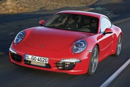 1. Porsche 911 Carrera Động cơ: 3.4L V6 Công suất cực đại: 350 mã lực ((bản Carrera S trang bị động cơ 3.8L V6 400 mã lực) Thời gian tăng tốc từ 0-96 km/h: 4.4 giây (bản Carrera S 4.2 giây) Mức tiêu thụ nhiên liệu: 11.76 L/100 km nội thành và 8.4 L/100 km xa lộ (bản Carrera S tiêu hao 8.71 L/100 km)