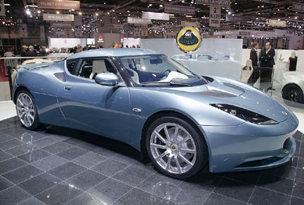 4. Lotus Evora Động cơ: 3.5L V6 Công suất cực đại: 276 mã lực Thời gian tăng tốc từ 0-96 km/h: 5 giây Mức tiêu thụ nhiên liệu: 11.76 L/100 km nội thành và 8.4 L/100 km xa lộ