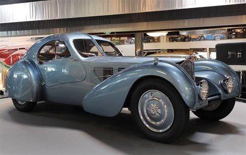 Trước khi được bán đấu giá thành công tại sàn Gooding & Company (California, Mỹ) với mức giá được thông báo trong khoảng từ 30 đến 40 triệu USD vào đầu tháng 5 năm nay, 1936 Bugatti Type 57SC Atlantic thuộc sở hữu của nhà sưu tập xe cổ quá cố Peter Williamson.
