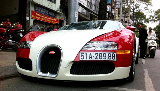 1. Bugatti Veyron: Có thể nói việc siêu xe nhanh nhất, đắt nhất về Việt Nam là sự kiện gây chú ý rất lớn. Chiều 10/2/2012, Bugatti Veyron trong bộ cánh đỏ trắng nổi bật đã xuất hiện tại Sài Gòn. Do đó, nếu một chiếc xe mới có giá 1,7 triệu USD tại Mỹ thì chiếc xe đời 2008 tại Việt Nam được định giá khoảng 1,4 triệu USD.
