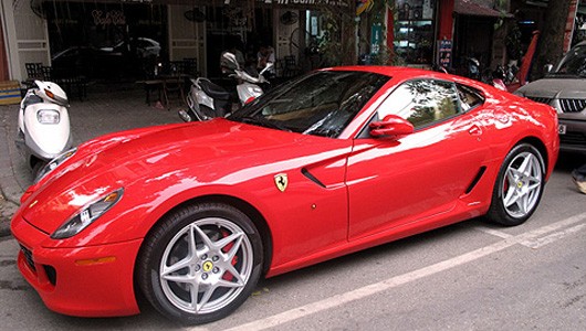 3. Ferrari 599 GTB Fiorano Chiếc xe trang bị động cơ V12 của Ferrari xuất hiện trên đường phố Hà Nội vào tháng 9/2009. Đây cũng là chiếc 599 GTB Fiorano đầu tiên và duy nhất lăn bánh tại Việt Nam. Xe “nhập tịch” Việt Nam dưới dạng đã qua sử dụng