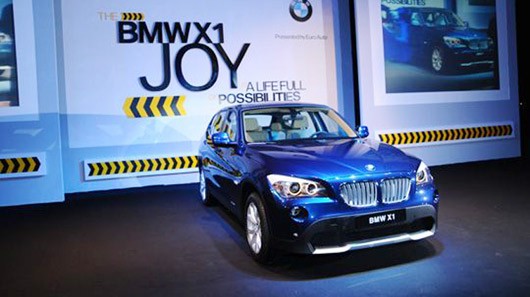 2. BMW X1 – 1,560 đến 1,797 tỷ đồng: thiết kế với cản trước mạnh mẽ, lưới tản nhiệt rộng và thẳng đứng, hai đường gân hình chữ V chạy dọc theo nắp ca-pô dài nhấn mạnh nét khỏe khoắn, oai phong của dòng xe BMW serie X. Phần đầu xe gây ấn tượng với cụm đèn pha kiểu thể thao và chức năng Day Time Driving Light. Phía sau nổi bật hơn hết là cụm đèn chữ L mang bản sắc BMW ứng dụng công nghệ đèn L.E.D. giúp chiếu sáng tốt hơn trong điều kiện thời tiết xấu. Một thiết kế đột phá trên xe BMW X1 là mạch ăng-ten kính sau hình vòng cung mới lạ.