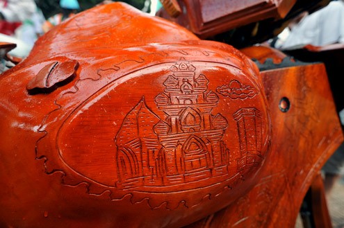 Hai bên bình xăng được khắc hình tháp bà Ponaga, một biểu tượng văn hóa của thành phố Nha Trang.