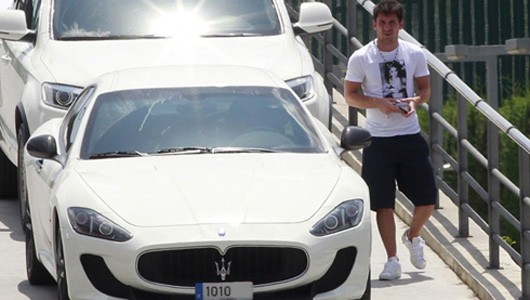 Đó là chiếc Maserati GranTurismo MC Stradale màu trắng sang trọng mới toanh vừa xuất hiện ở bãi đỗ xe tại sân tập của Barca. Siêu xe của Messi sở hữu động cơ V8, dung tích 4.691 phân khối, có thể đạt vận tốc lên tới 300km/h. Không chỉ có vậy, chú xế này con gây chú ý với biển số “1010” liên quan đến số áo của Messi ở Barca